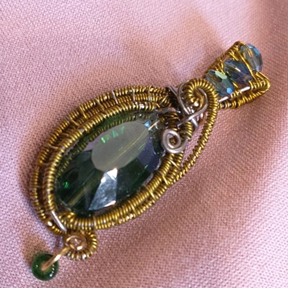 🇨🇦 Wire Weaved Glass Pendant